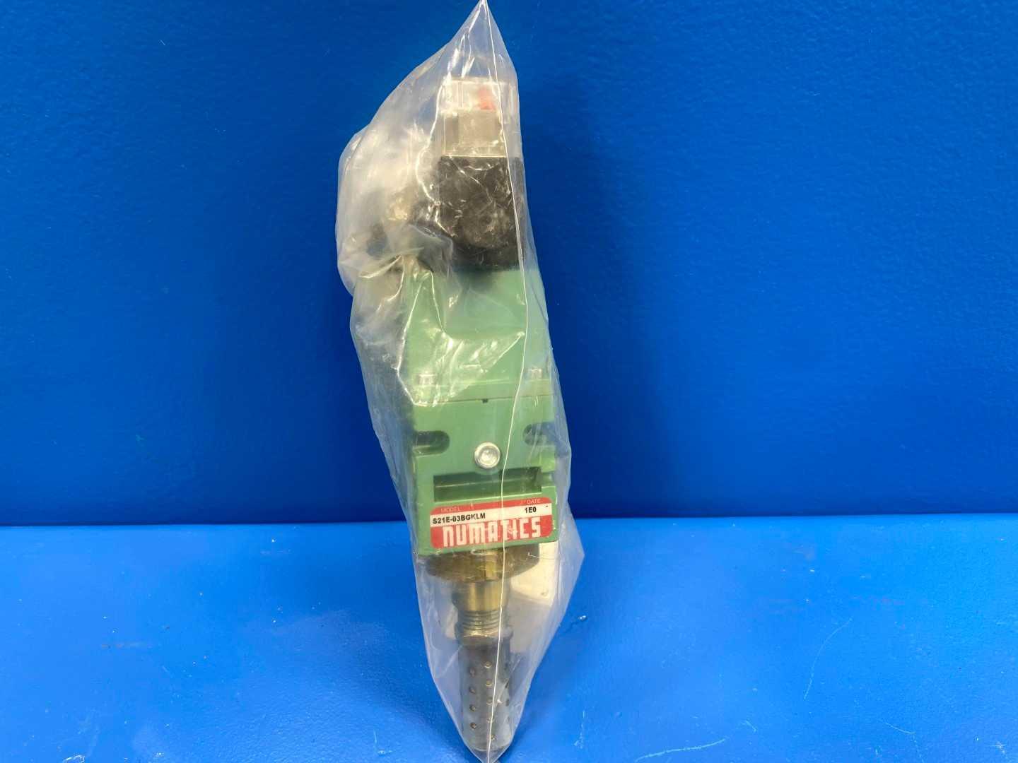 Numatics 225-355 A Solenoid S21E-03BGKLM