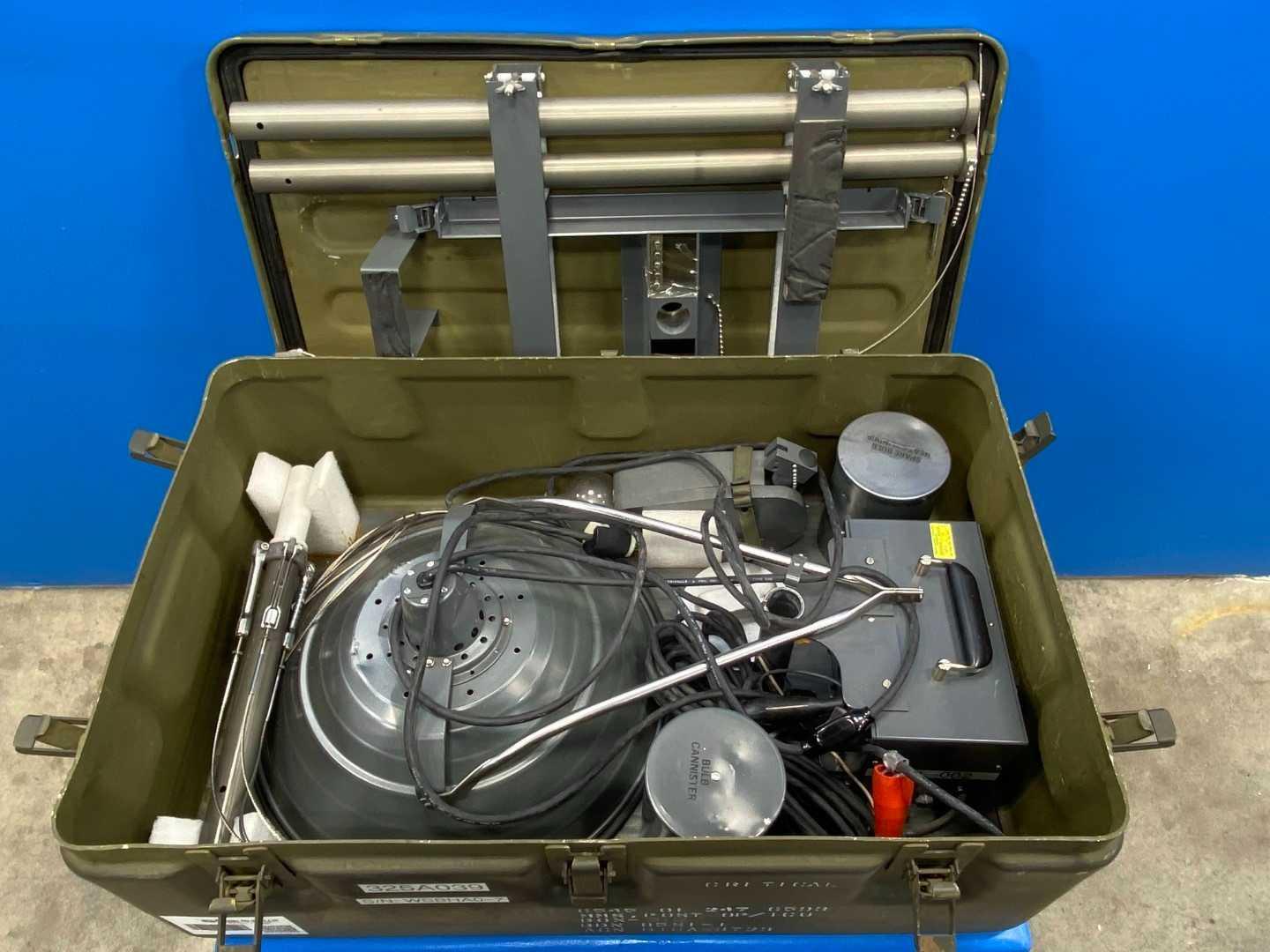 U.S. Military SFL-2204 PORTABLE FIELD SURGICAL LIGHT, DUAL POWER SOURCE 110V & 24V