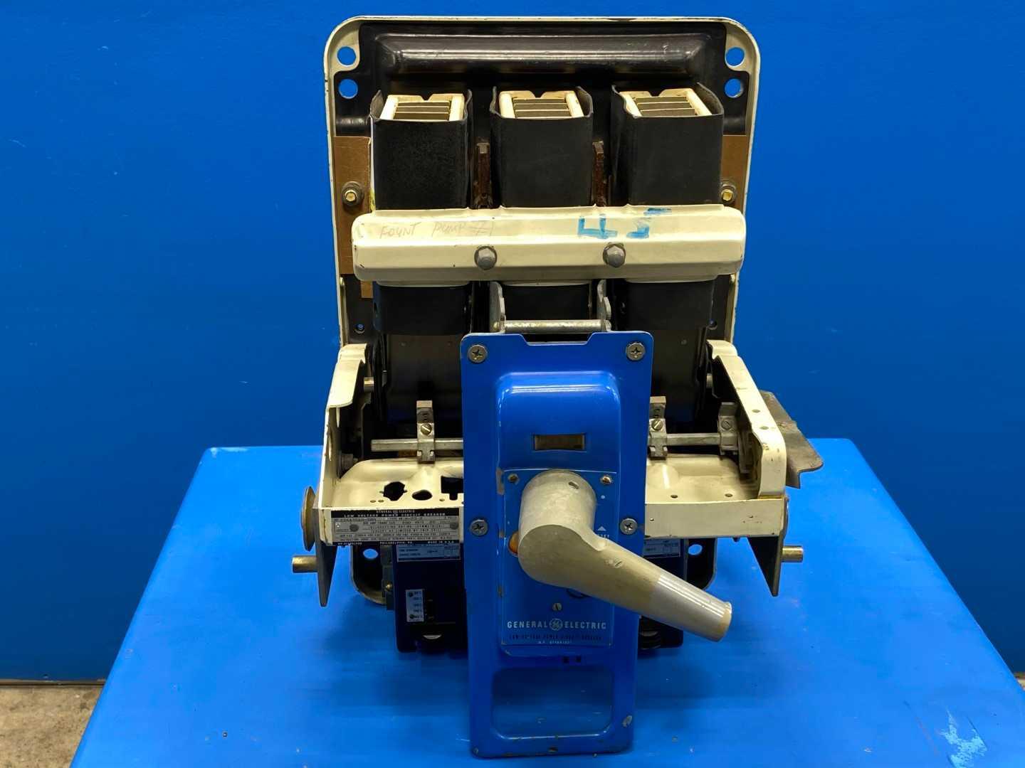 General Electric AK2-25-2 600 Amp Air Circuit Breaker GE AK-2-25-2 600V 3-Pole (Bent from the side)