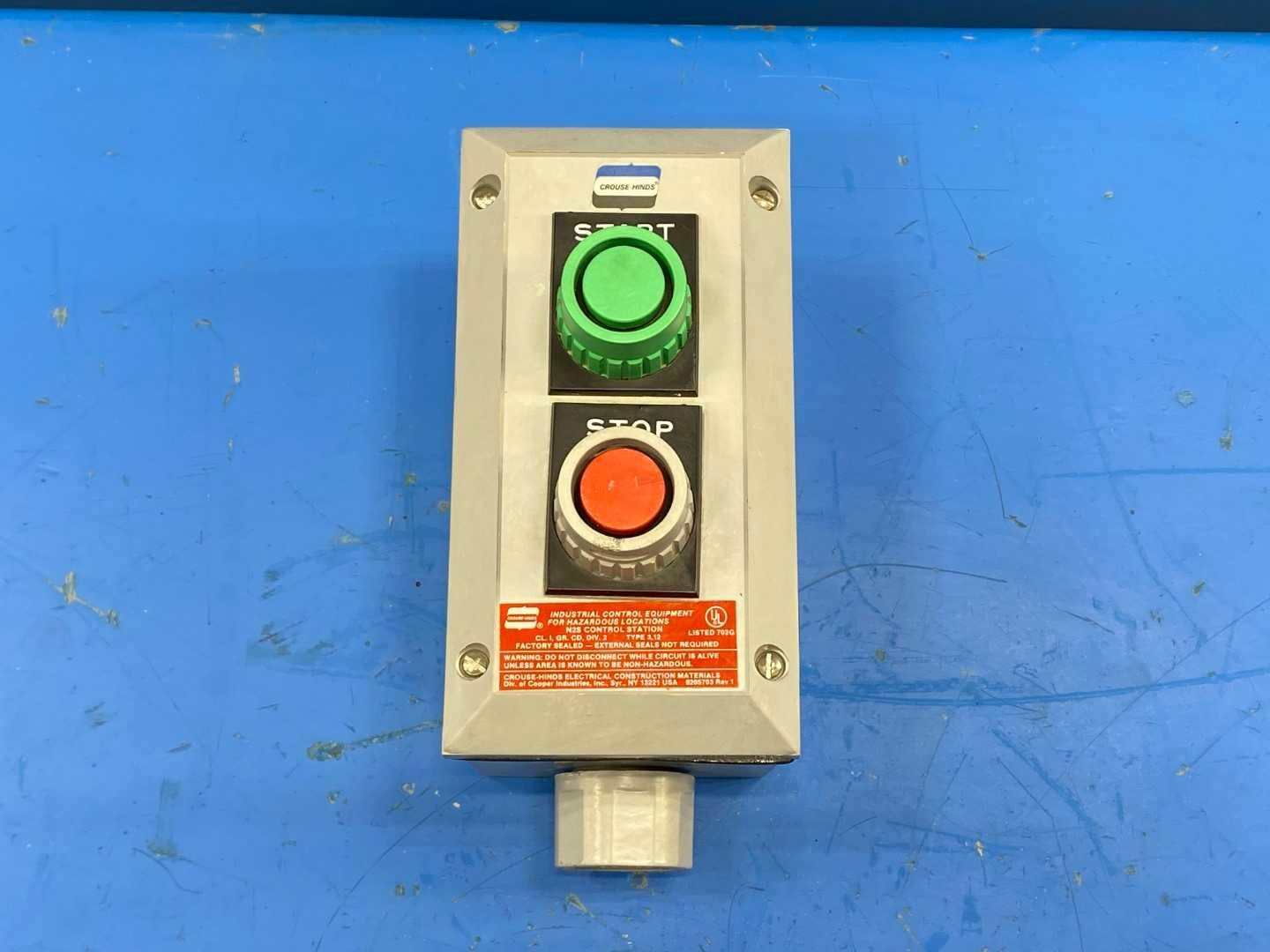 Crouse-Hinds N2S2210 Series Push button Control Station ON/OFF Switch 3/4" Hub