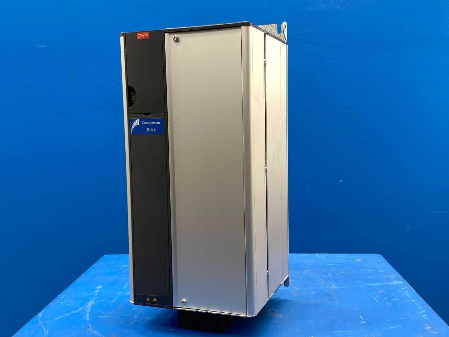Danfoss CDS303P18KT4E20H2 134F9368 Compressor Drive Frequency Converter 30 HP / 22 kW IN: 3x380-480V 50/60 Hz 42/36 A SW Ver.:04.04