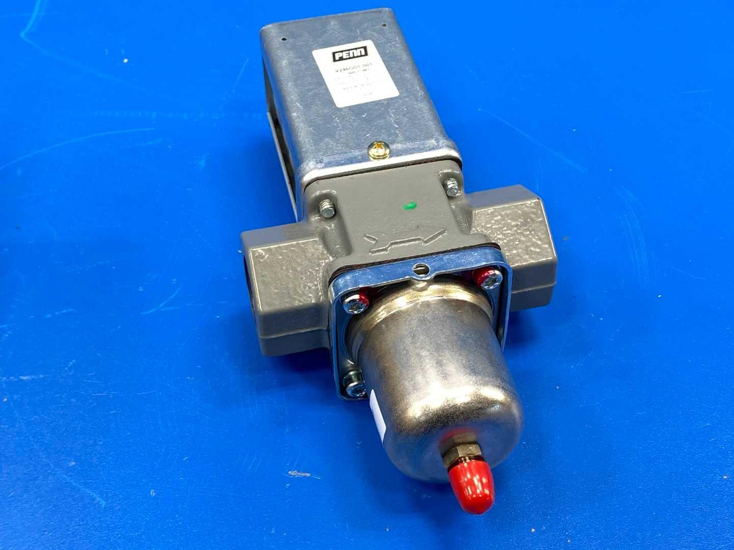 Johnson Controls V246GD1-001C 1" NPT Water Regulating Valve 2-Way 200-400PSIG, 1/4 SAE Male