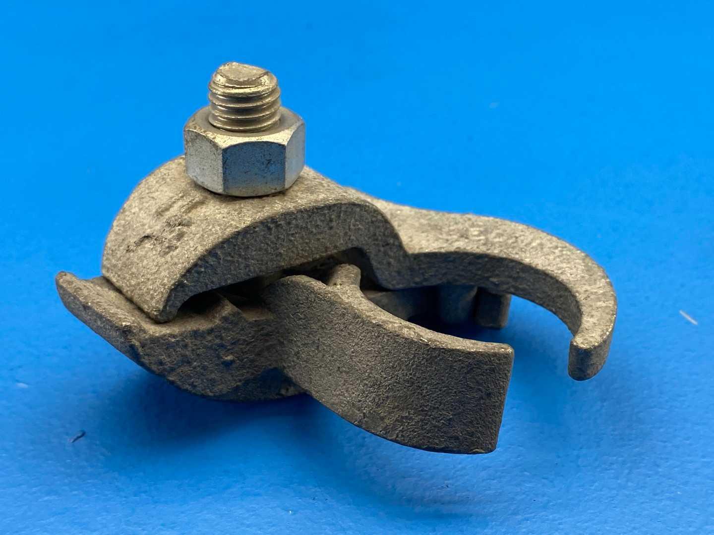 O-Z/Gedney 1-1/4" Edge Type Conduit Clamp, Malleable Iron