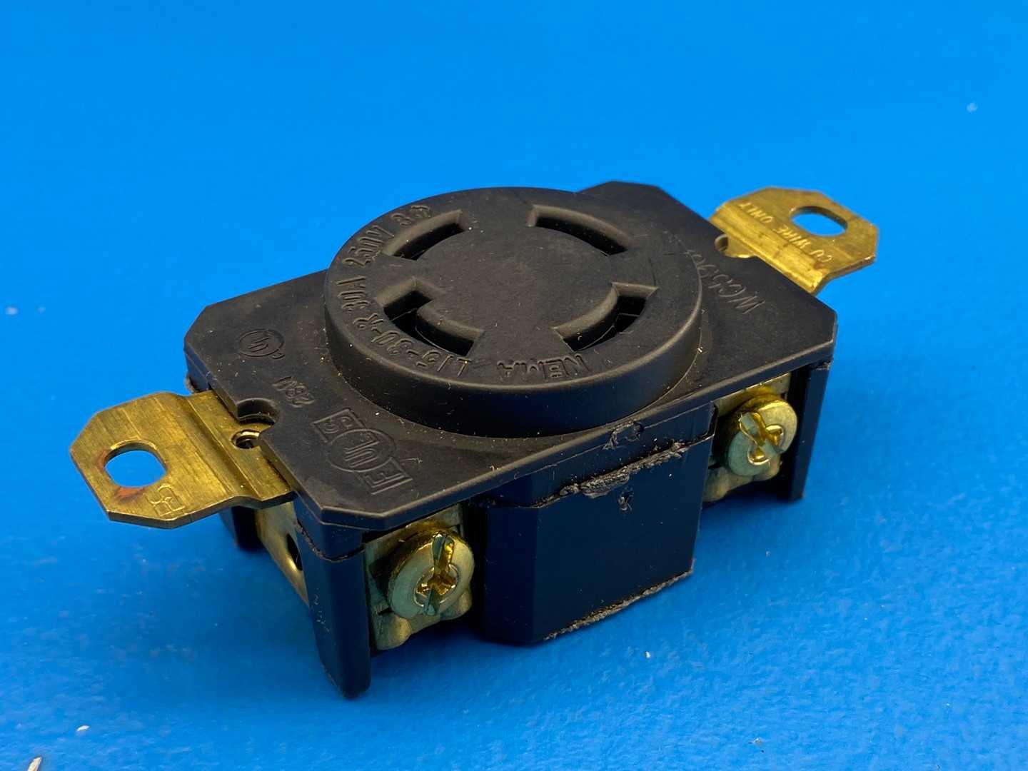 Hubbell HBL2720 Twist-Lock® Flush Receptacle, 30A / 250V AC / 3-Phase / 3-Pole / 4-Wire Grounding