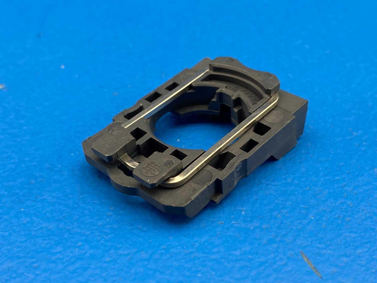Schneider Electric ZB5AZ009 Harmony XB5 Mounting Collar, Plastic / For 22mm push buttons / Secures electrical blocks