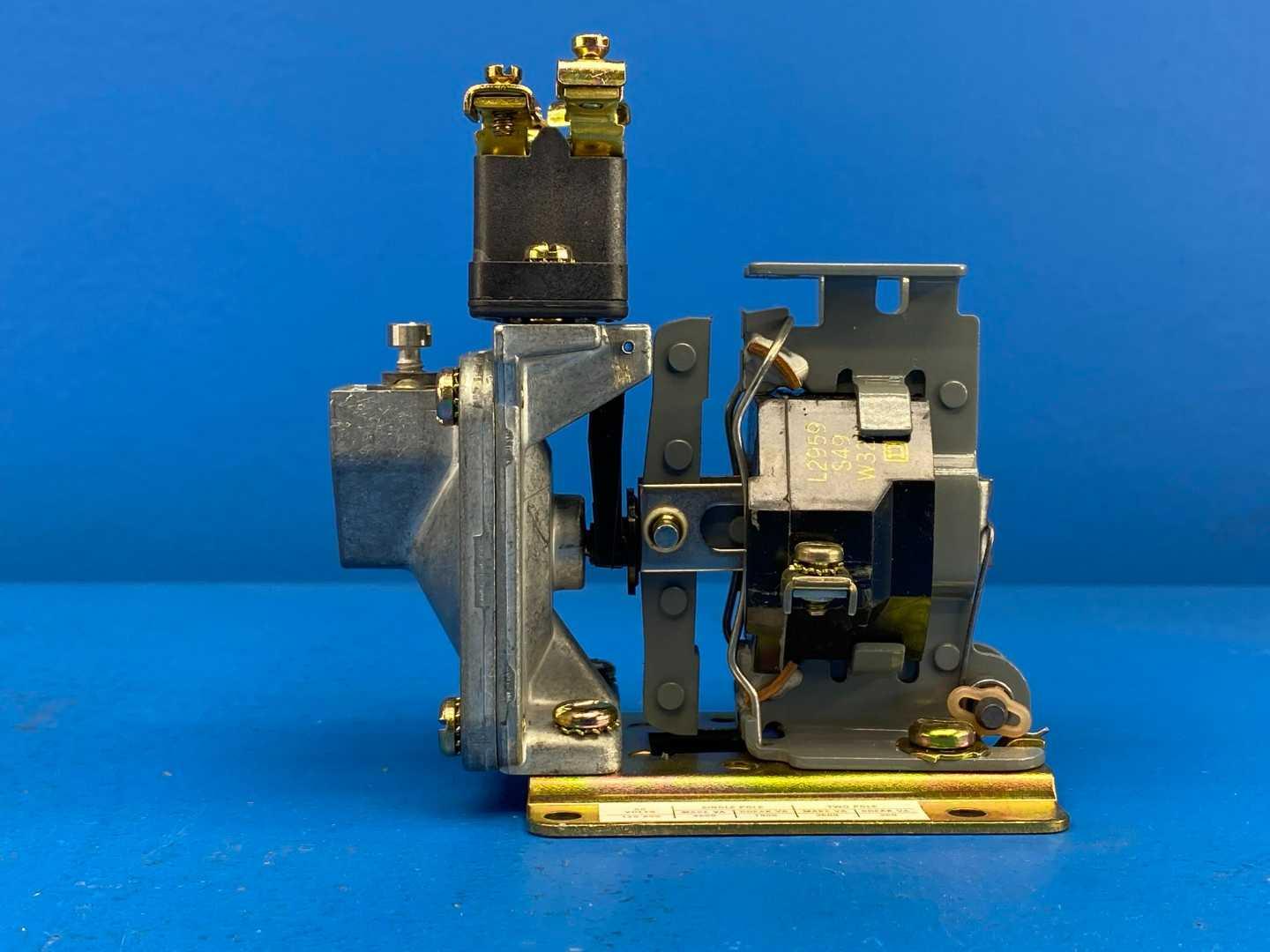 Square D 9050A010EV02 9050AO10EV02 (86431) AC Pneumatic Timing Relay Series A 110/120V