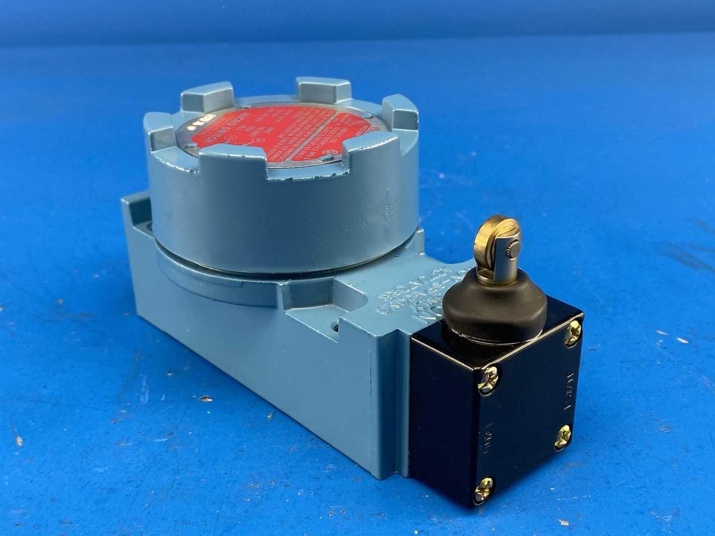 Honeywell LSXF3K Heavy-Duty Limit Switch (LSXZ1F Operating Head + LSXZ3K Contact Block)