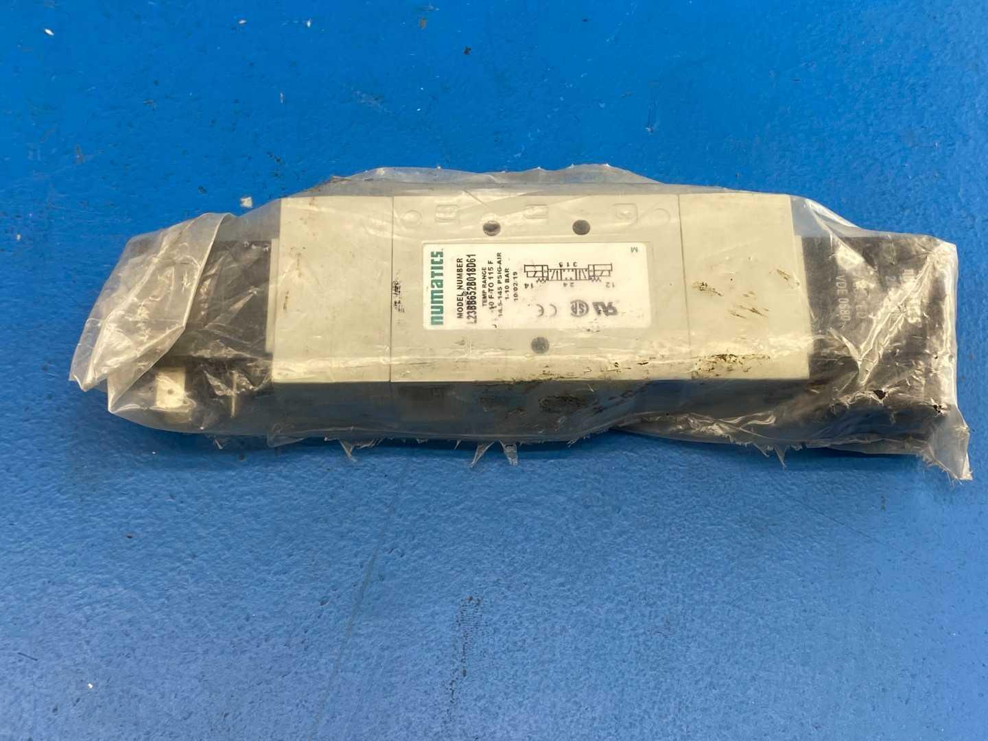 Numatics L23BB652B018D61 5/2 Valve, 1/4" NPT, Pneumatic Control, Dual Solenoid, ISO 6403