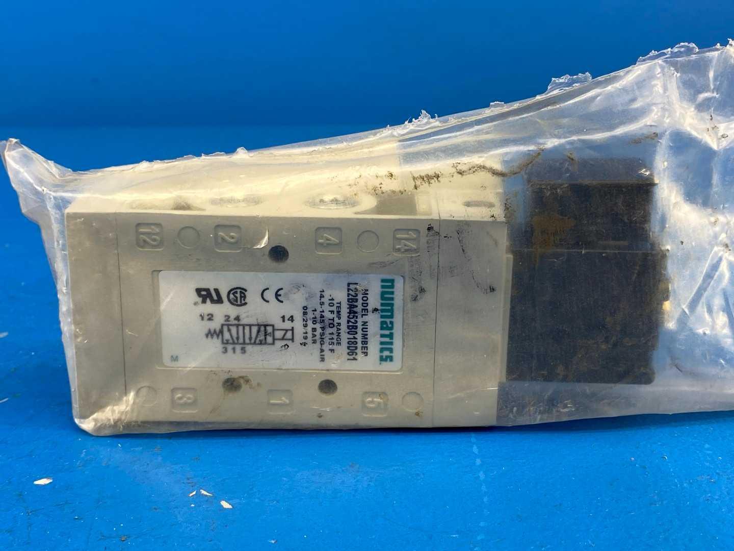 Numatics L22BA452B018D61 5/2 Pneumatic Valve, 3/8" Port Size, 120 psi Max Pressure, Double Solenoid