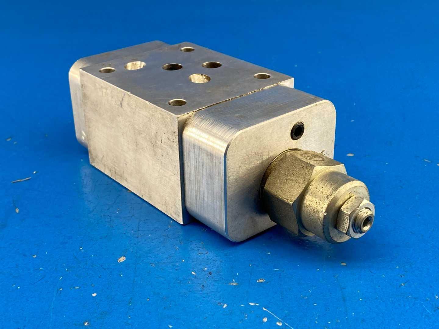 Sun Hydraulics 8004 145 A01 9LE6 Manifold Valve