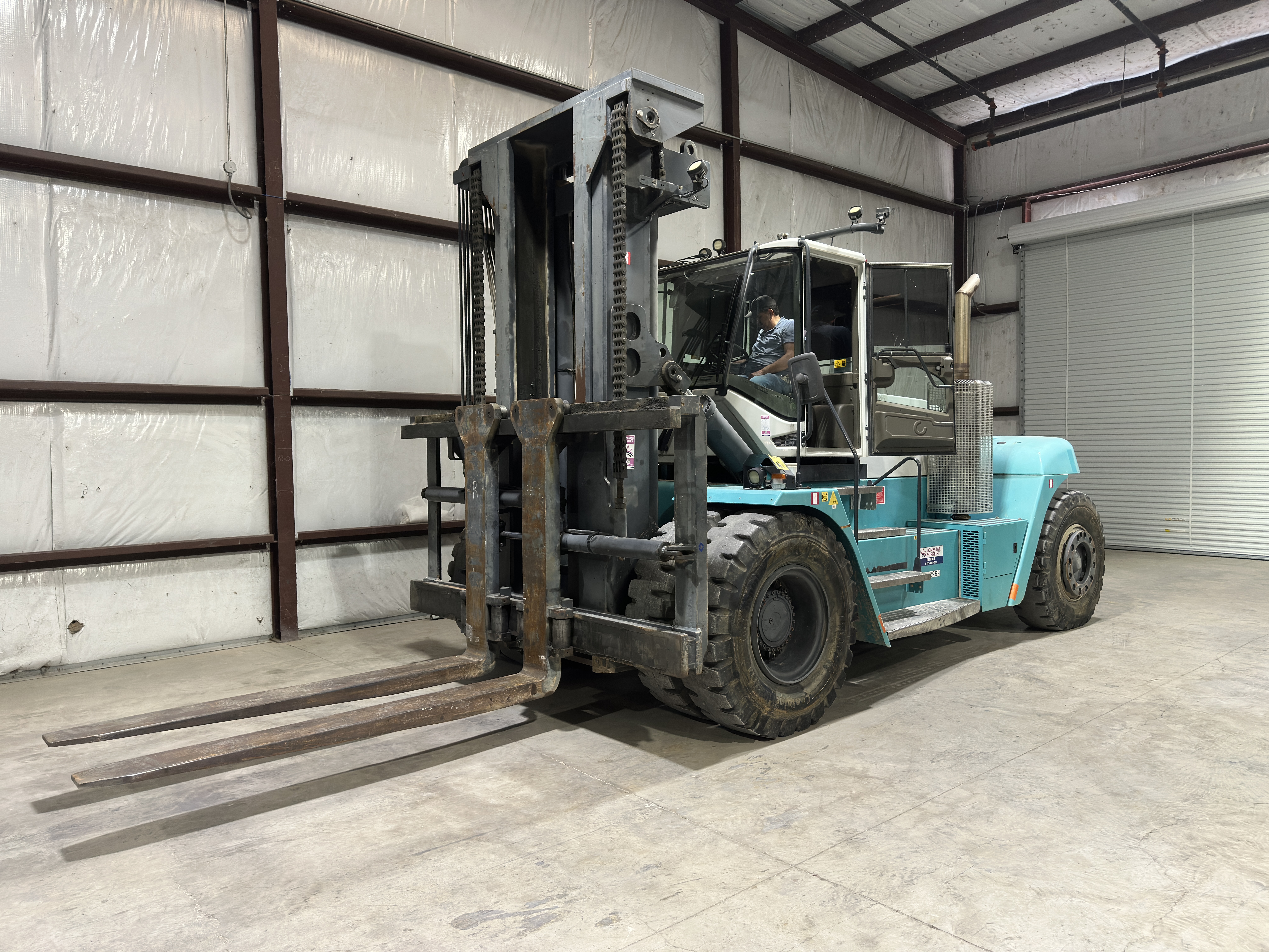 70K-capacity rigging forklift